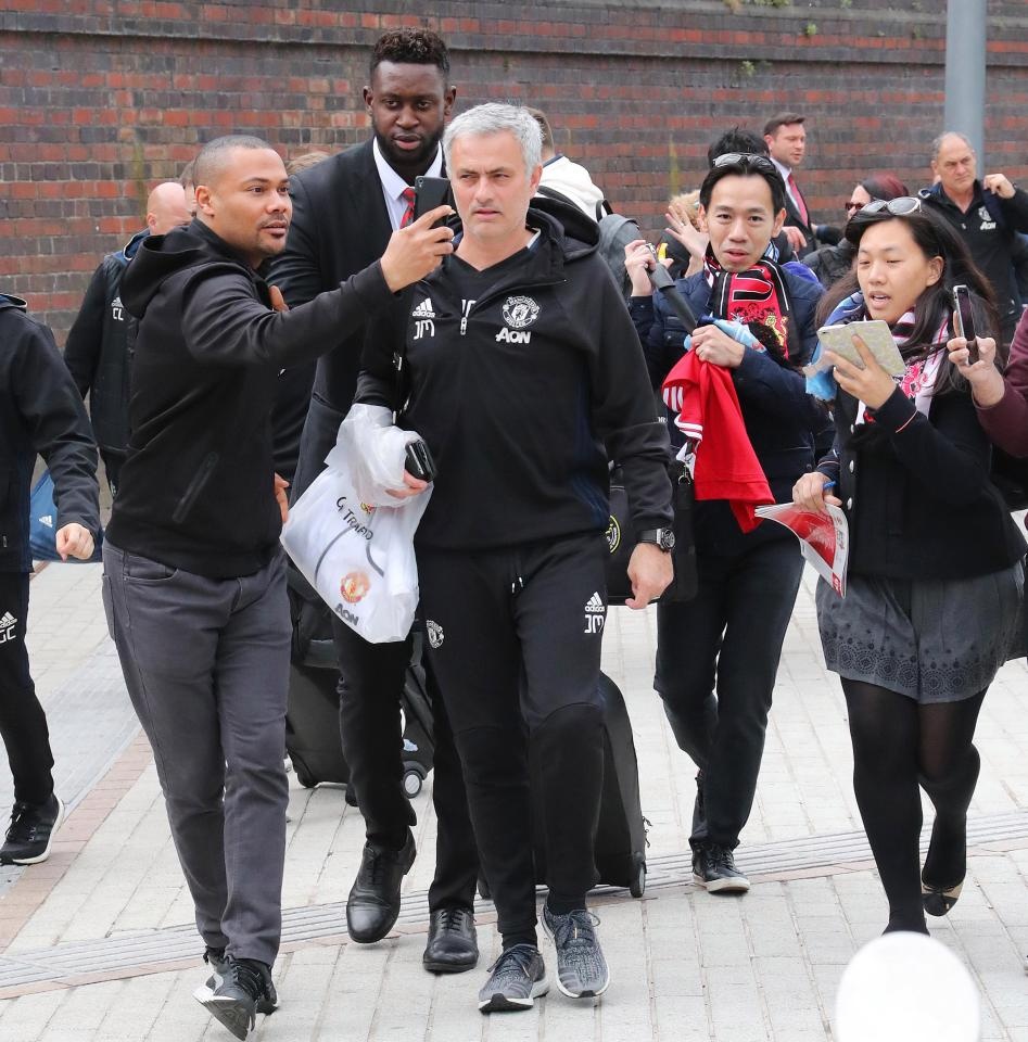 MU lỡ tàu đến London vì fan cuồng ảnh 3 MU lo tau den London vi fan cuong anh 3