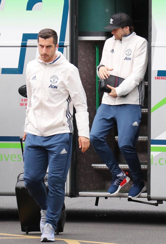 MU lỡ tàu đến London vì fan cuồng ảnh 6 MU lo tau den London vi fan cuong anh 6