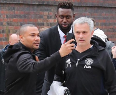 Thay tro Mourinho lo tau den London vi fan cuong hinh anh