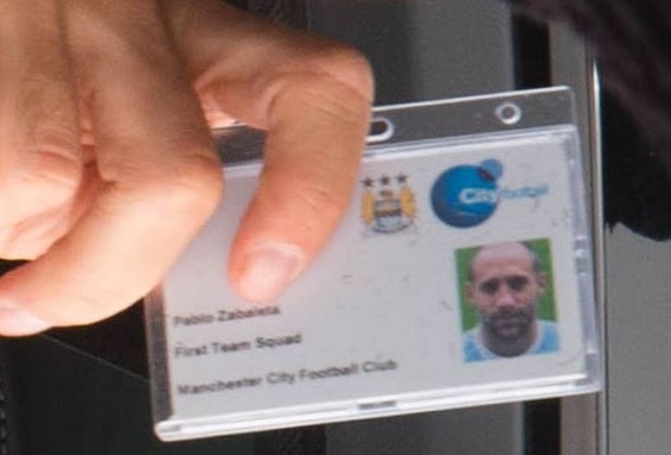 sao Man City phai xuat trinh giay to khi vao san anh 2