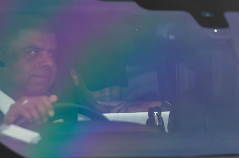 sao Man City phai xuat trinh giay to khi vao san anh 4