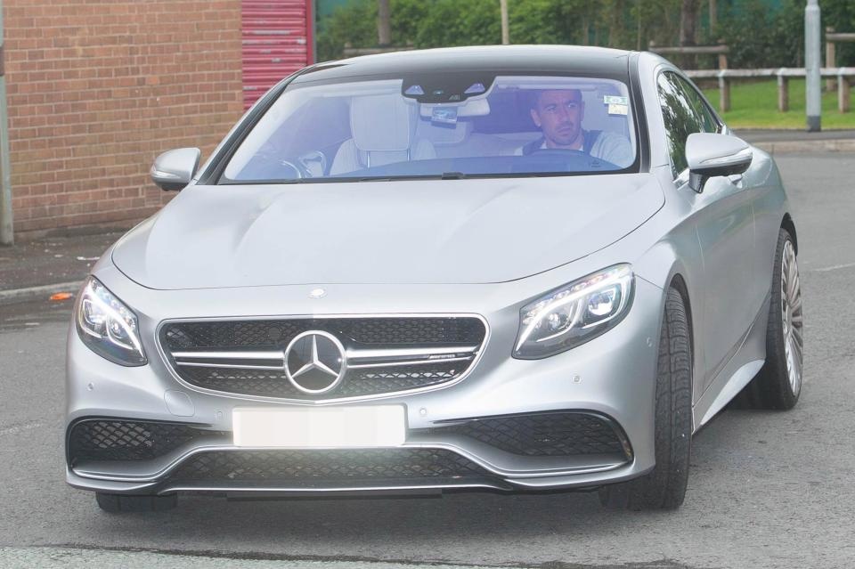 sao Man City phai xuat trinh giay to khi vao san anh 7