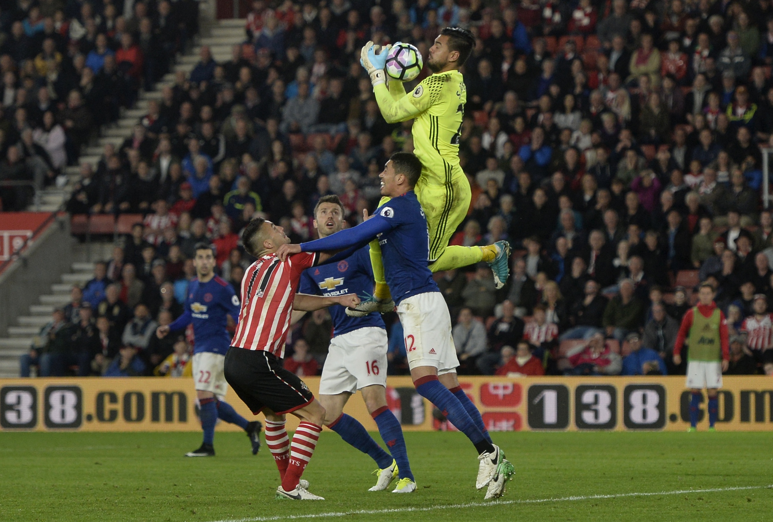 MU vat va cam hoa Southampton anh 7