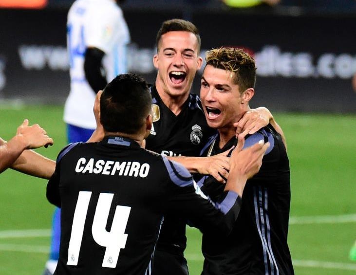 Zidane ôm chặt Ronaldo ảnh 1 Zidane om chat Ronaldo anh 1