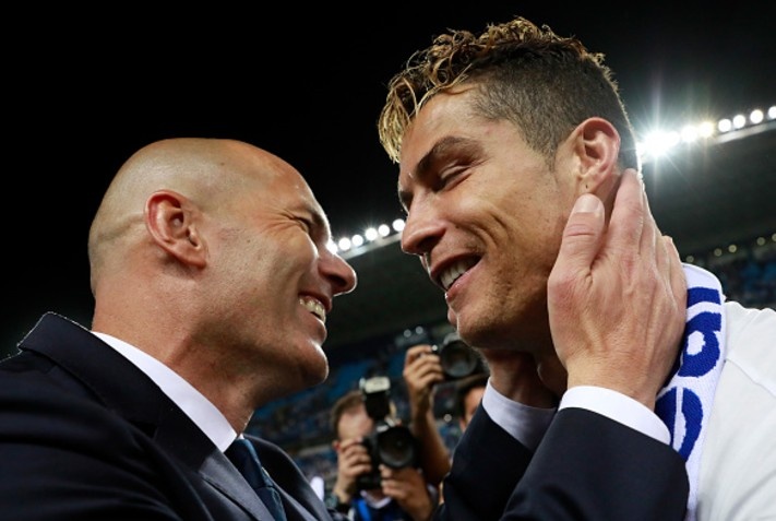 Zidane om chat Ronaldo trong ngay Real soan ngoi Barca hinh anh