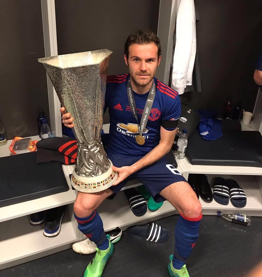 Ibra an mung phan cam trong phong thay do anh 4