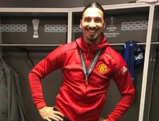 Ibra an mung phan cam trong phong thay do hinh anh