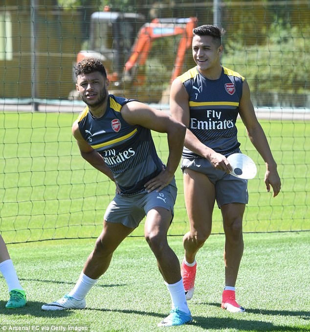 Sanchez tap bat gon truoc them chung ket FA Cup anh 1