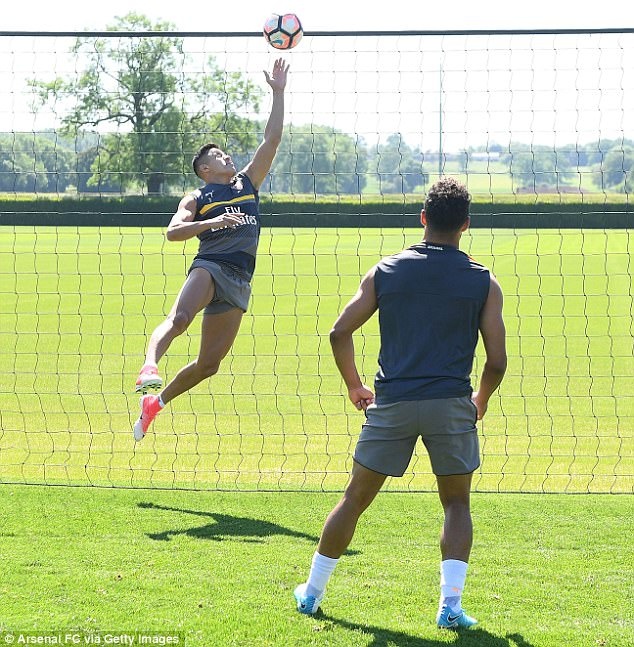 Sanchez tap bat gon truoc them chung ket FA Cup anh 2