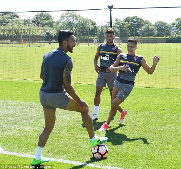 Sanchez tap bat gon truoc them chung ket FA Cup anh 3