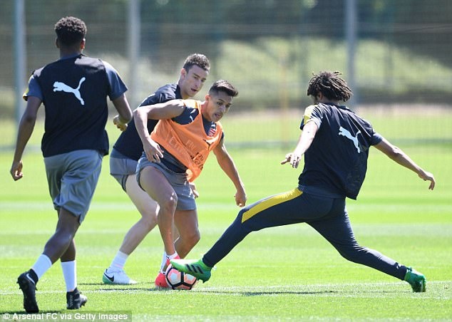 Sanchez tap bat gon truoc them chung ket FA Cup anh 5