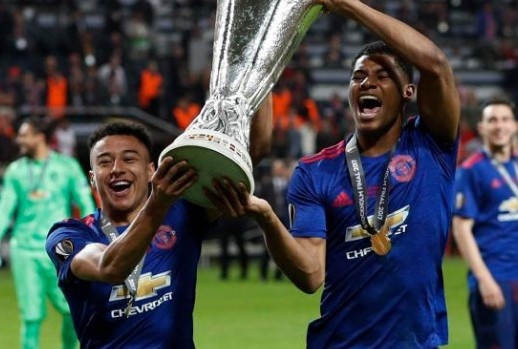 Rashford, Lingard mo tiec thau dem mung vo dich Europa League hinh anh