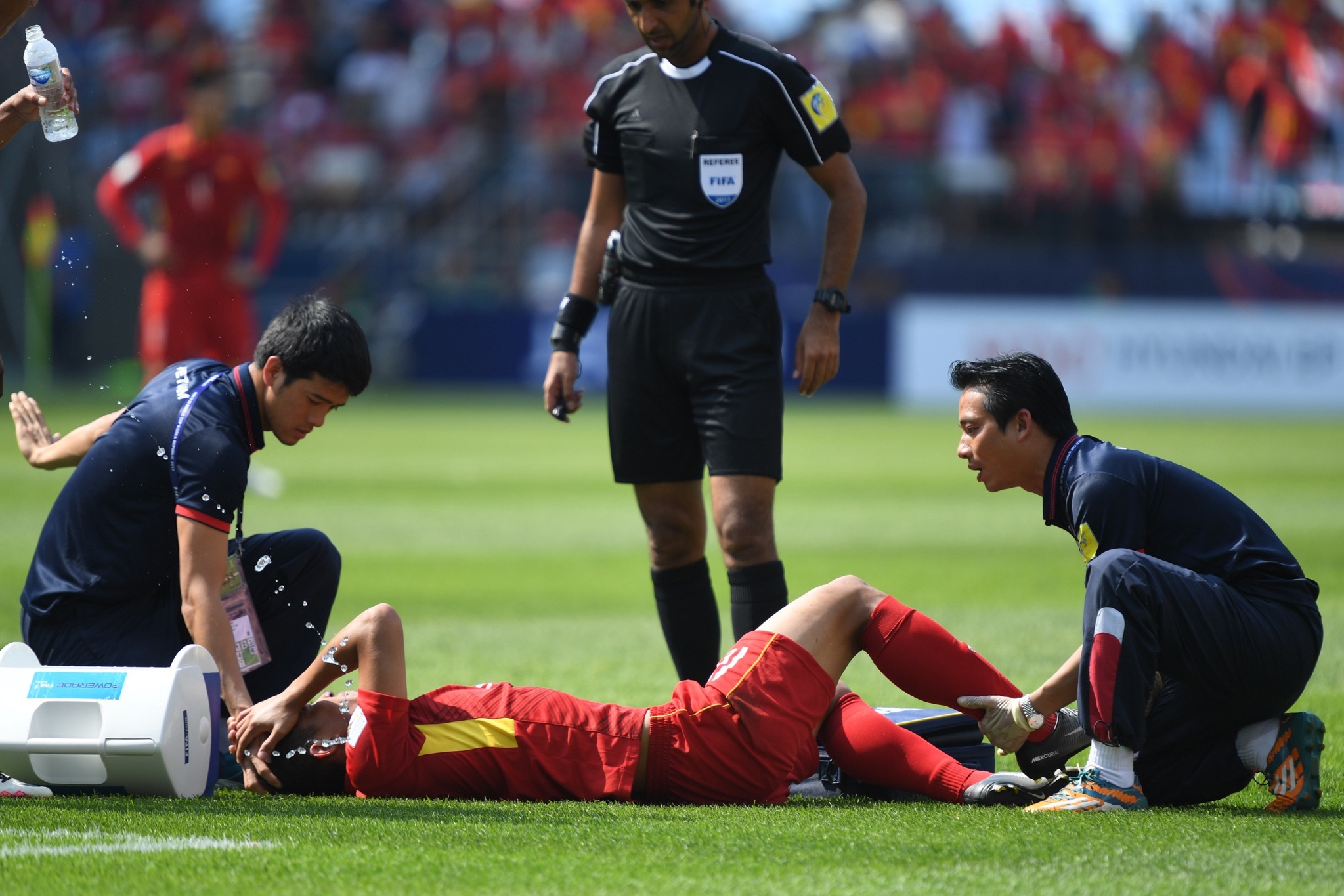 Thanh Bình khóc vì chấn thương ảnh 5 Thanh Binh khoc vi chan thuong anh 5