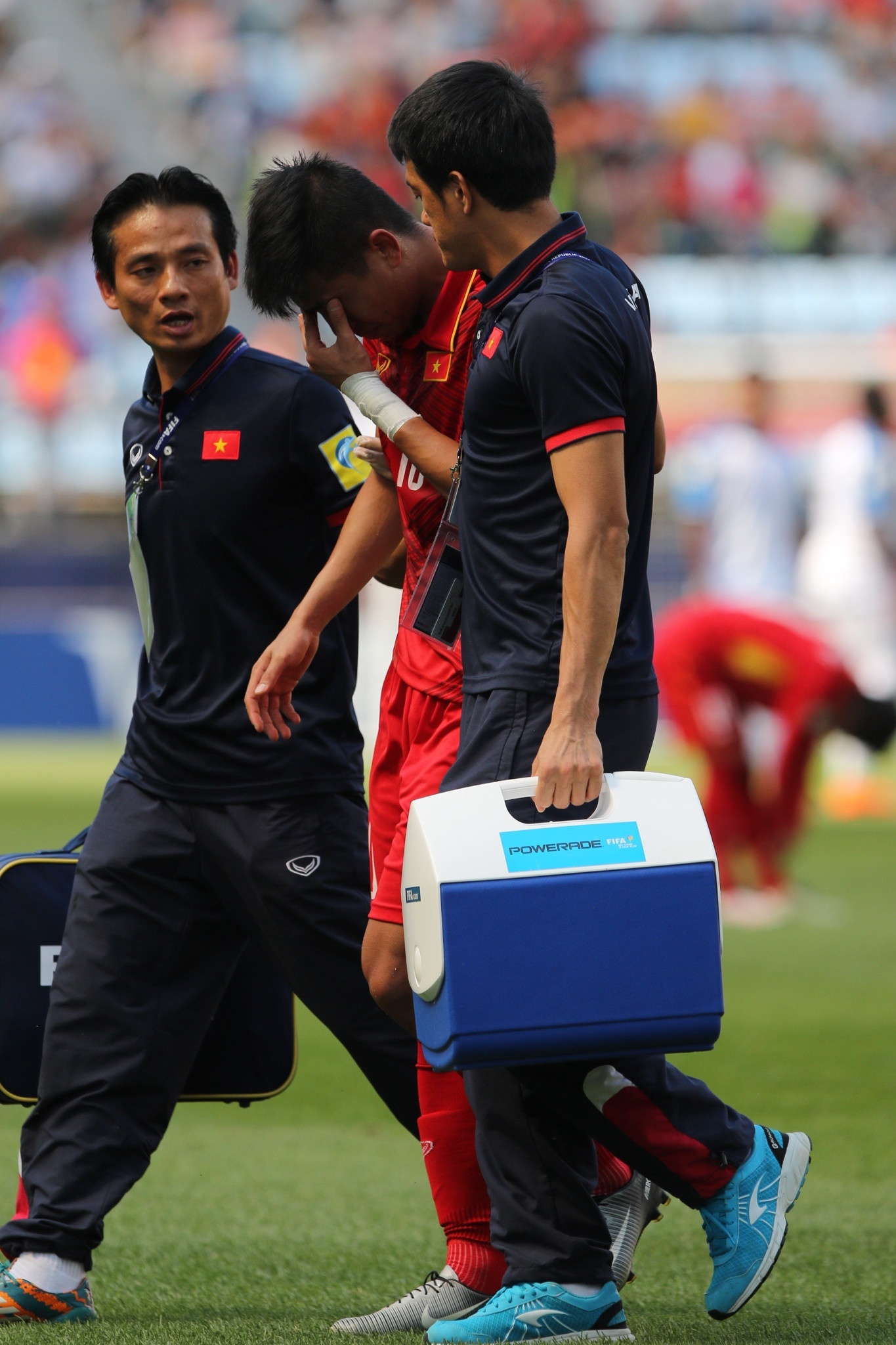 Thanh Bình khóc vì chấn thương ảnh 6 Thanh Binh khoc vi chan thuong anh 6