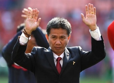 HLV Hoang Anh Tuan cui dau cam on khan gia hinh anh