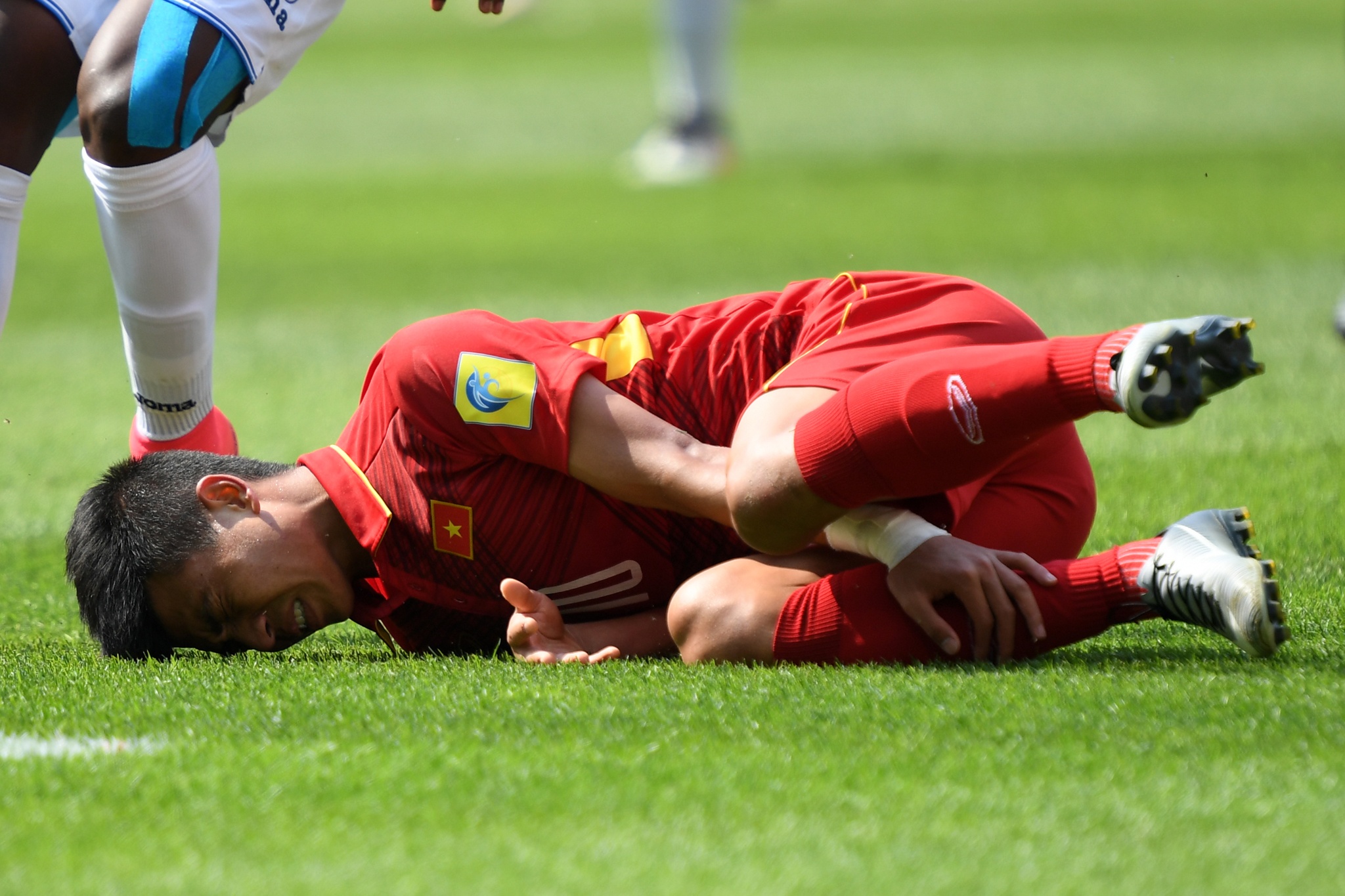 Thanh Bình khóc vì chấn thương ảnh 2 Thanh Binh khoc vi chan thuong anh 2