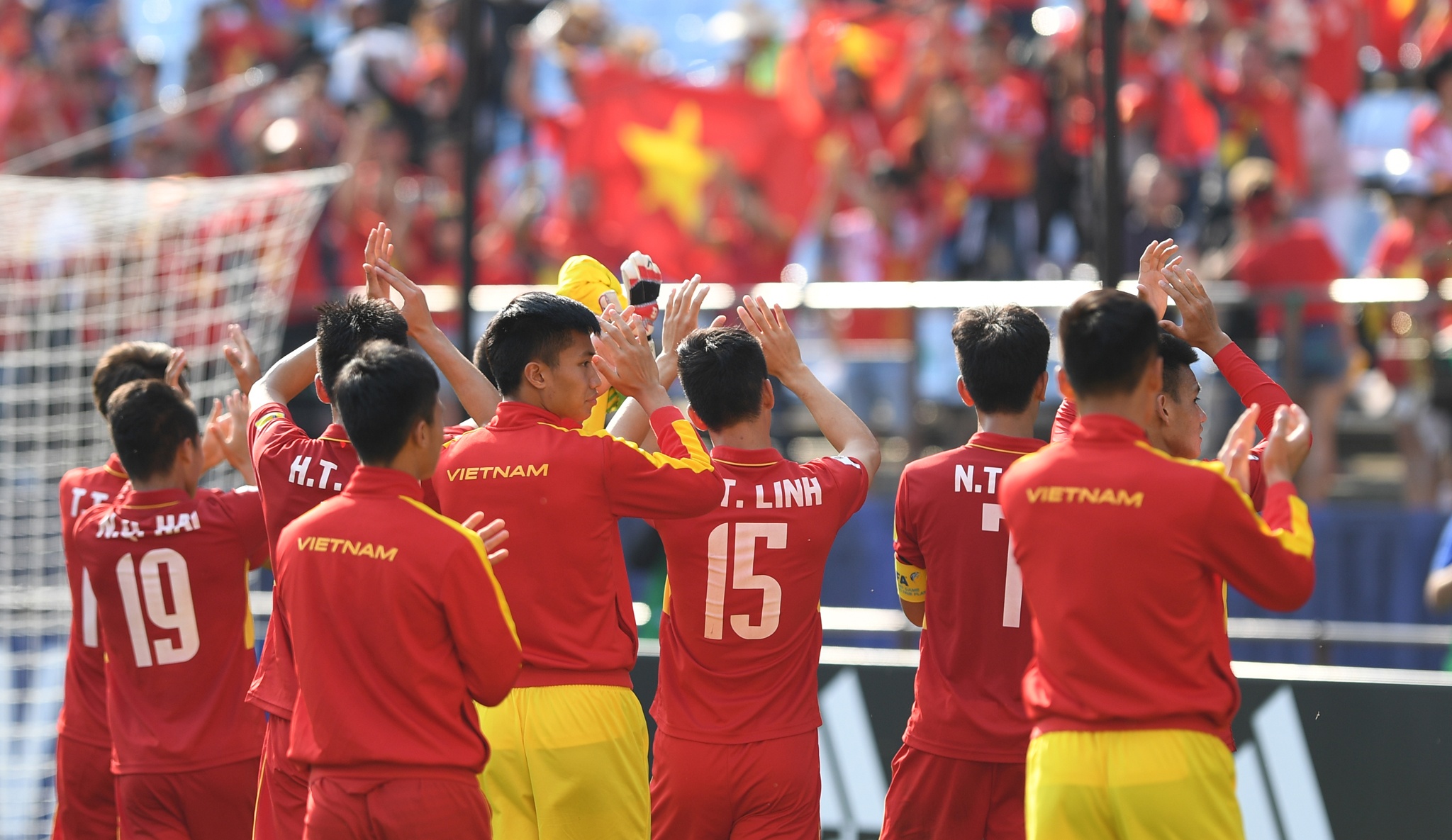 HLV Hoang Anh Tuan cui dau cam on NHM anh 8