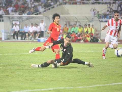 Viet Nam danh bai Olympiacos nho ban thang cua Quang Hai hinh anh