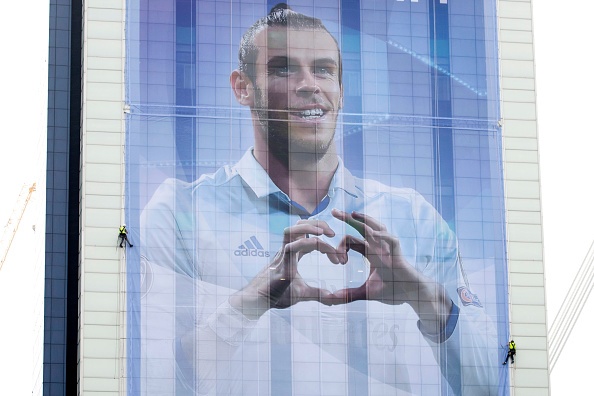 Gareth Bale khien hinh anh cua Cristiano Ronaldo sach bong o Cardiff hinh anh