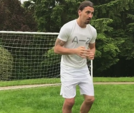 Ibra choi bong tro lai hinh anh