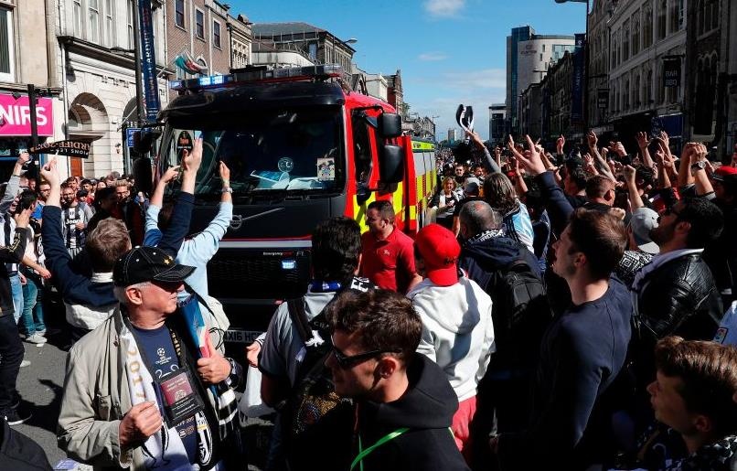 Bien nguoi do ve SVD to chuc chung ket Champions League hinh anh