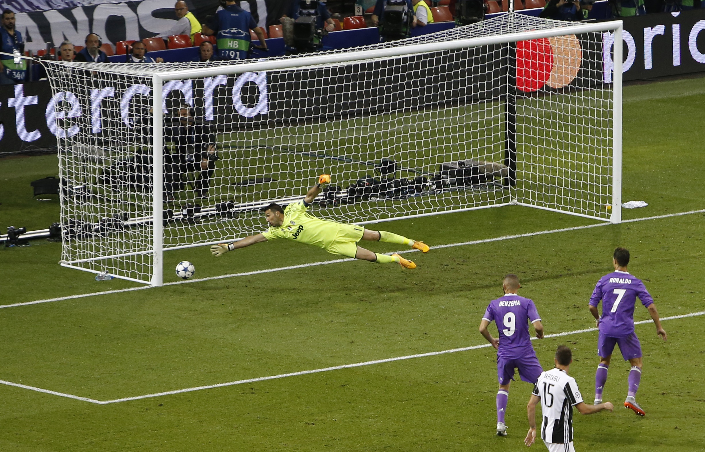 Rea vo dich Champions League anh 12