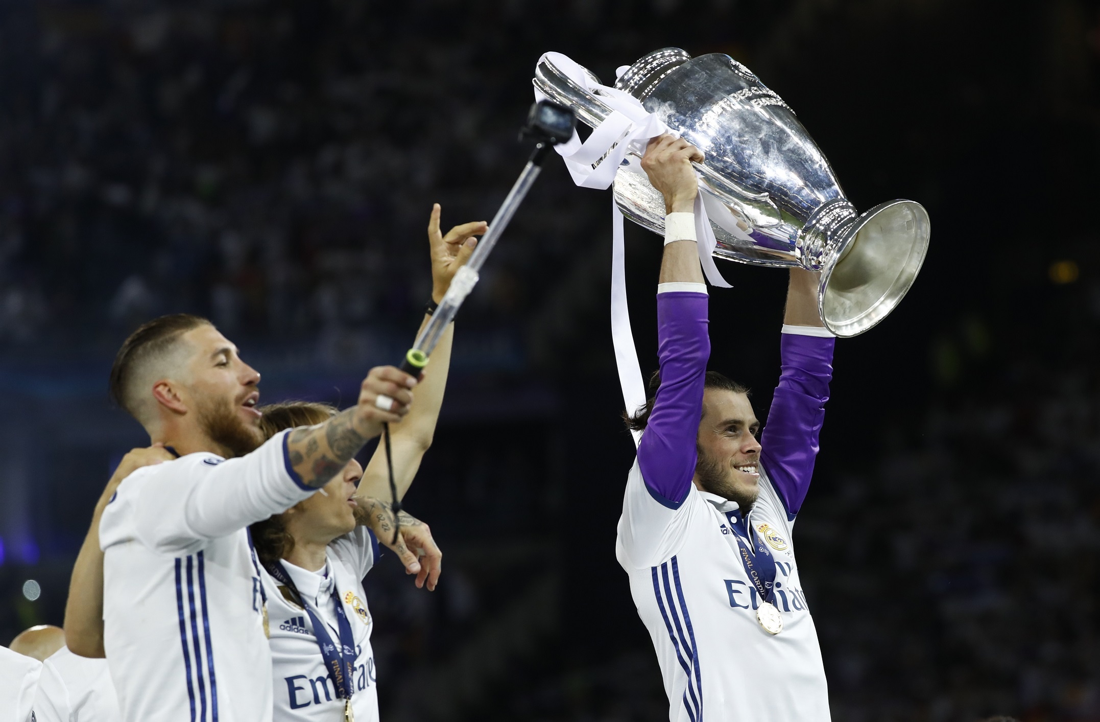 Con trai bat khoc trong ngay vui cua Ronaldo anh 7