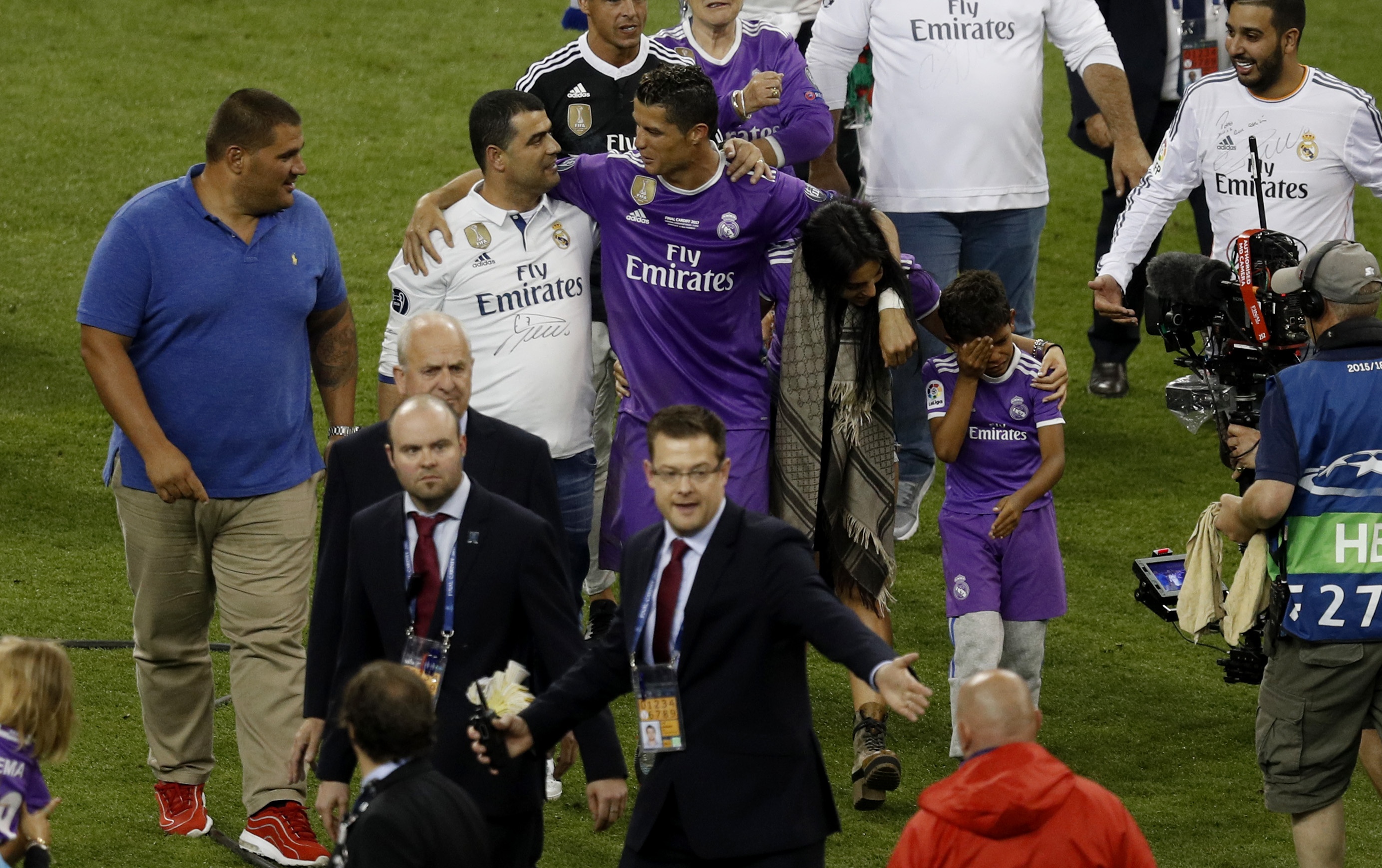 Con trai bat khoc trong ngay vui cua Ronaldo anh 4