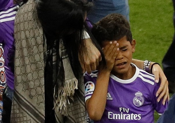 Con trai bat khoc trong ngay Ronaldo tro thanh huyen thoai hinh anh