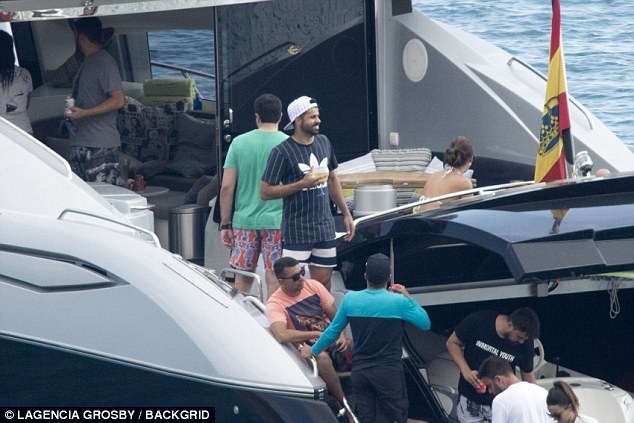 Kỳ nghỉ xa xỉ của sao Premier League ảnh 5 Ky nghi xa xi cua sao Premier League anh 5