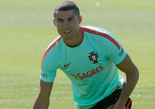 Ronaldo la lam voi mai toc moi trong buoi tap cung tuyen Bo Dao Nha hinh anh