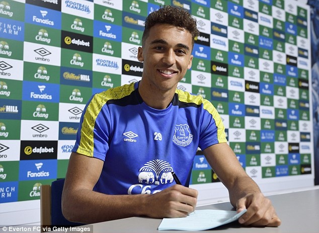 Sao tre Everton noi tieng nho ban gai boc lua anh 1