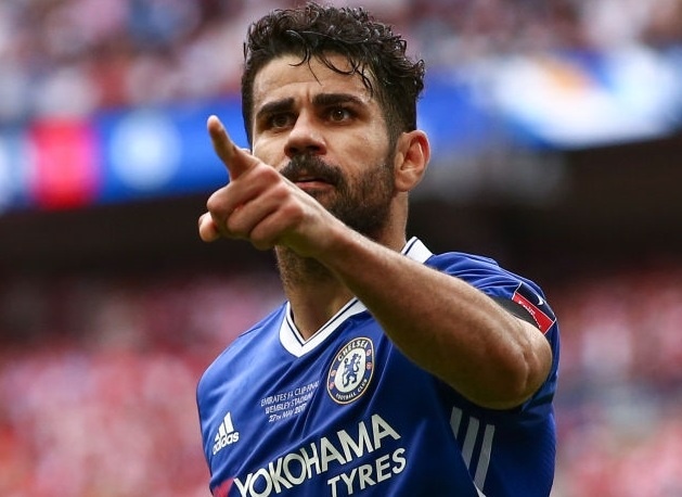 Diego Costa tra dua Antonio Conte hinh anh