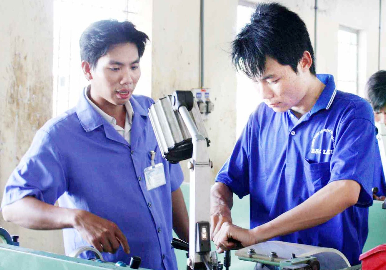 Hoc nghe de co viec lam hon dai hoc hinh anh