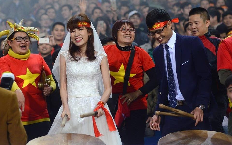 Co dau, chu re danh trong co vu bong da tai SVD My Dinh hinh anh