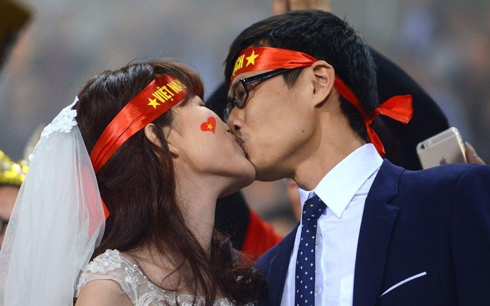 Nu hon chien thang trong tran bong da Viet Nam - Dai Loan hinh anh