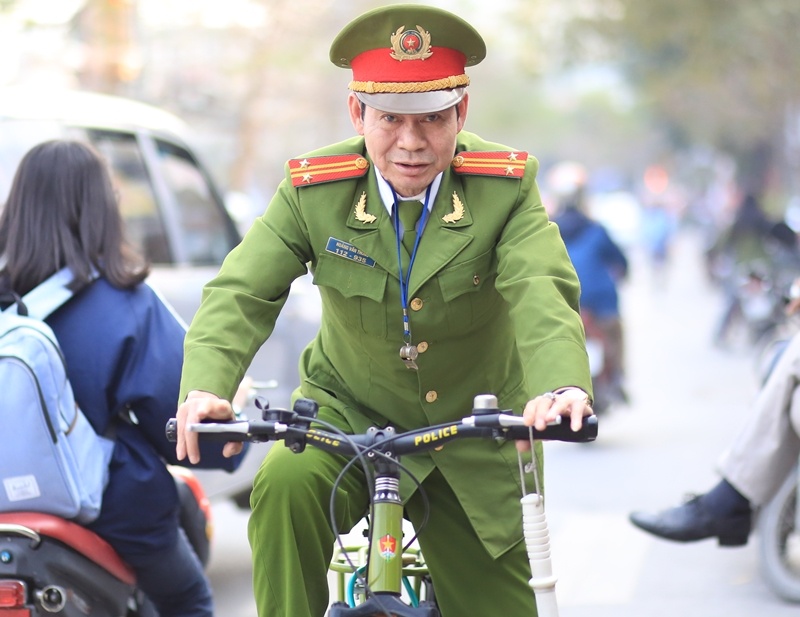 cong an dat cu gia qua duong anh 2