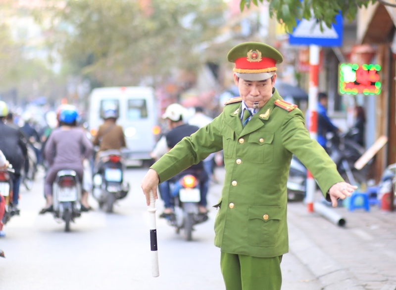 cong an dat cu gia qua duong anh 3