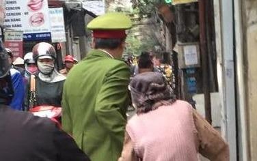 Tinh nguoi qua anh trung ta cong an dat cu gia sang duong hinh anh