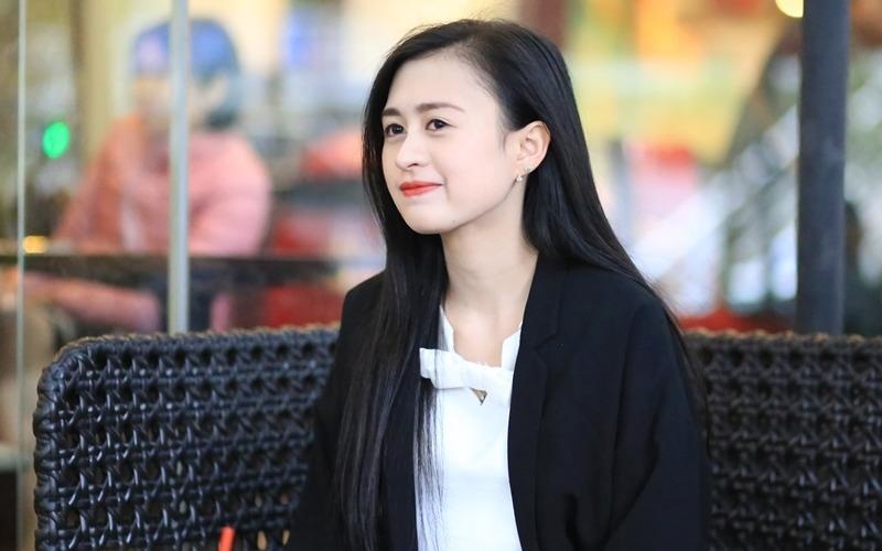 Tro chuyen cung hot girl bong ban xinh dep hinh anh