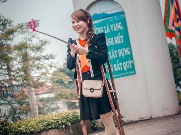 Nu sinh mat mot chan rang ro chup anh selfie hinh anh