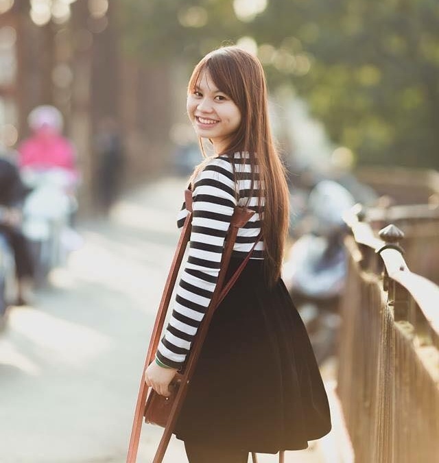 cô gái chống nạng chụp ảnh selfie ảnh 2 co gai chong nang chup anh selfie anh 2