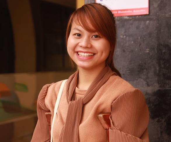 nu sinh mat mot chan chup anh selfie anh 1