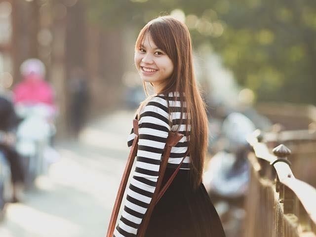 Nu sinh mat mot chan vuot qua noi dau bang nu cuoi hinh anh