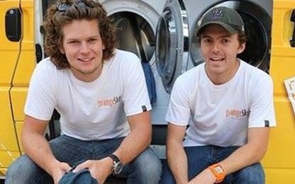 Giat quan ao cho nguoi vo gia cu hinh anh