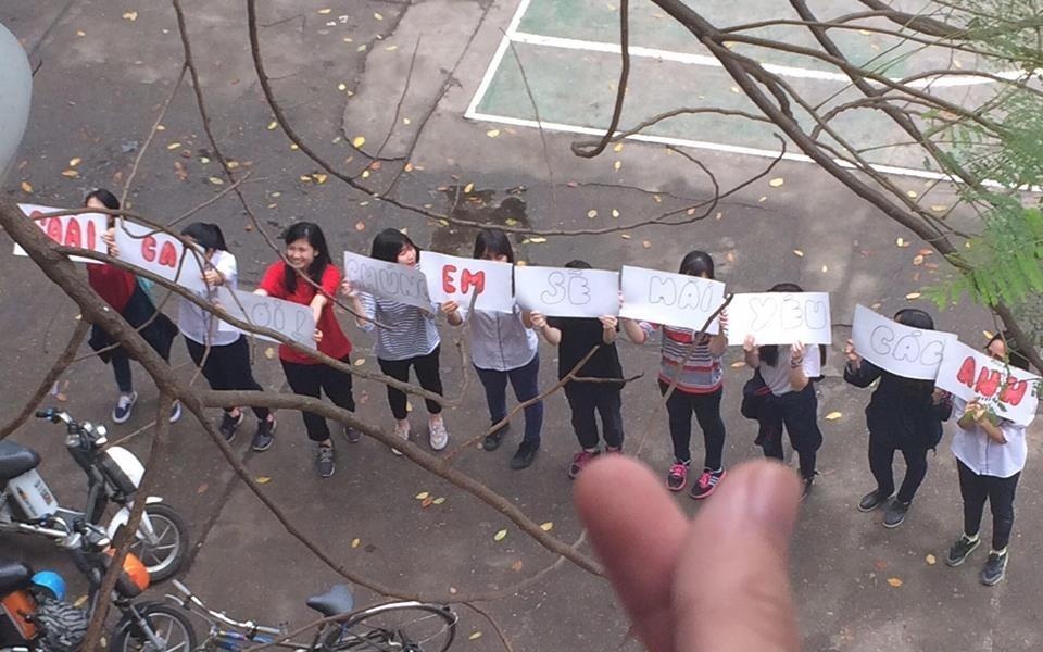 Nu sinh 11A1 THPT Viet Duc ''to tinh' voi nam sinh ngay con trai hinh anh