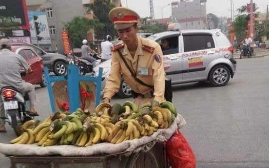 Anh canh sat giao thong day xe chuoi giup dan gay tranh cai hinh anh