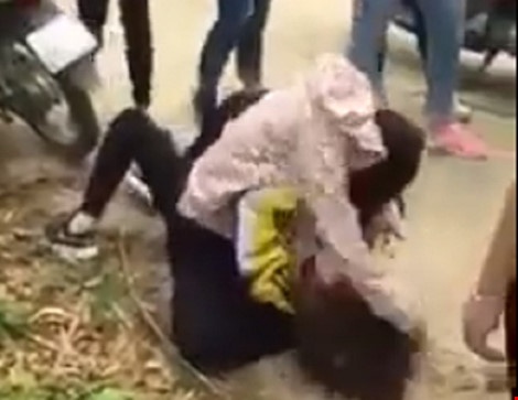 Nu sinh bi danh hoi dong anh 1