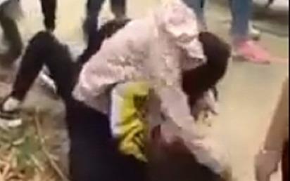 Nu sinh bi danh hoi dong da man hinh anh