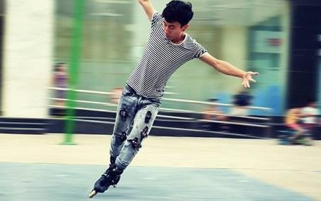 Chang Tay truot van giua pho Ha Noi gay tranh cai hinh anh